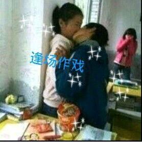学生路边接吻视频,街头热吻见证青春甜蜜